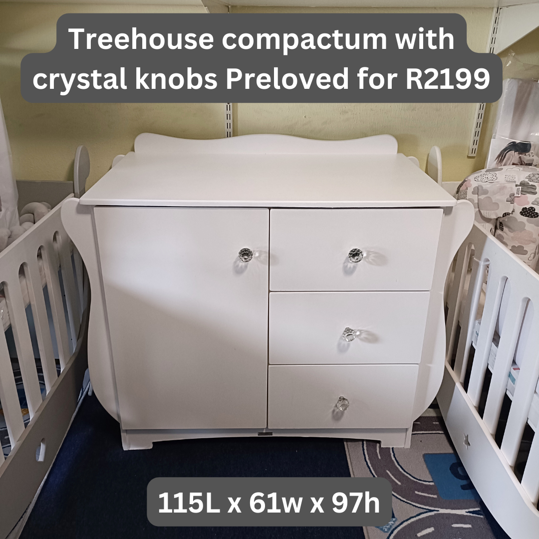 treehouse compactum with crystal knobs