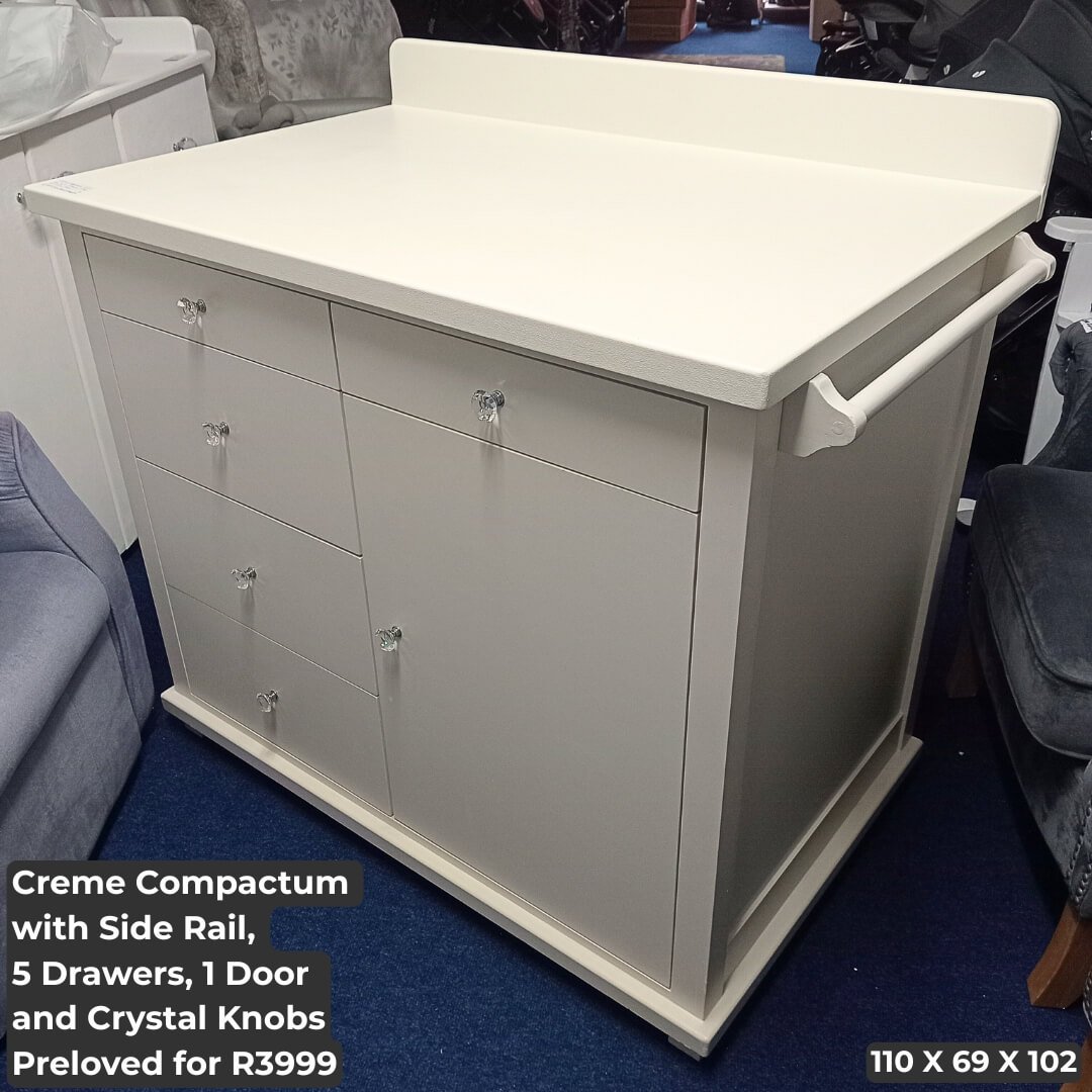 Creme Compactum with Side Rail