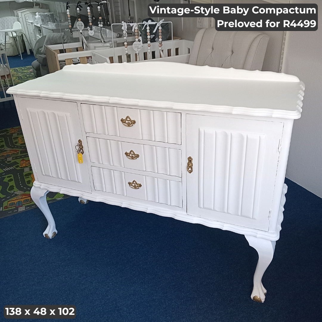 Vintage-Style Baby Compactum